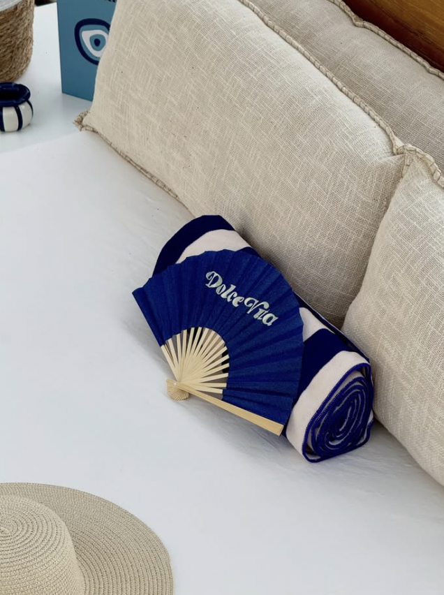 Éventail Dolce Via posé sur un lounge crème