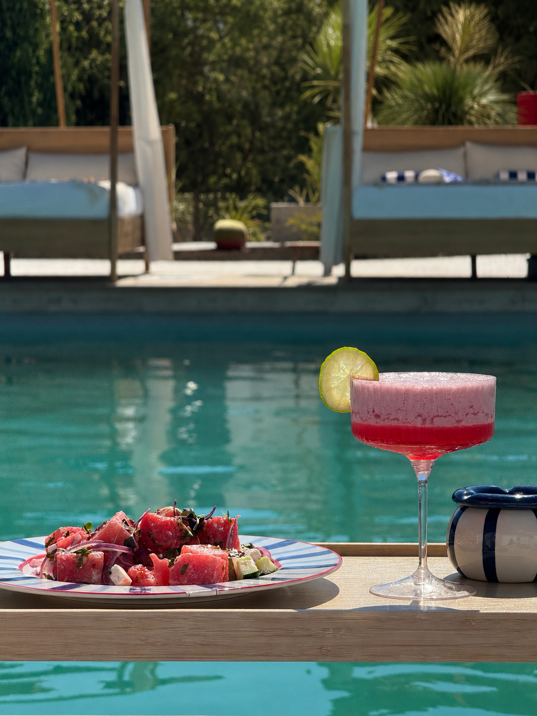 Cocktail rosé et salade de pastèque au bord de la piscine